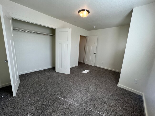 Building Photo - Bridgestone Crossing -3 bedroom 2.5 bath i...