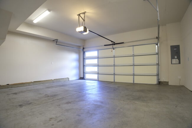 Building Photo - 7447 SE Chinquapin Dr