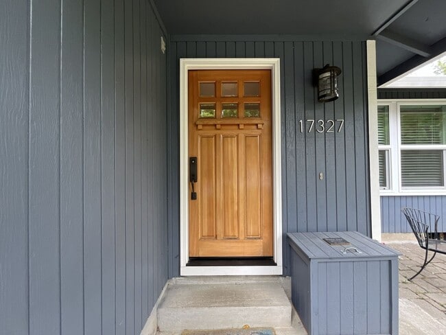 Building Photo - Charming Home Near Nike Campus with Vaulted Ceilings & Updated Kitchen