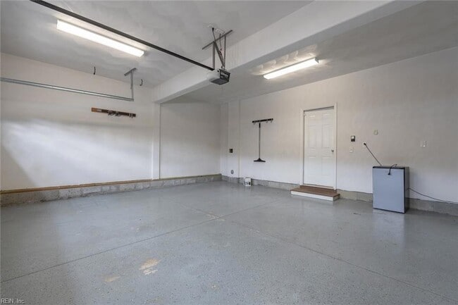 Building Photo - 5616 Memorial Dr