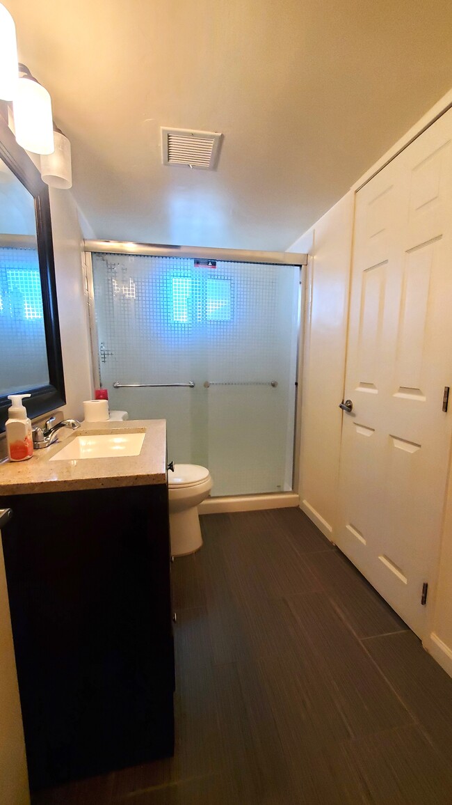 Bathroom - 611 W Ocotillo Ave