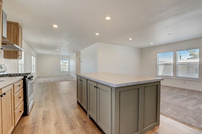 Building Photo - 6 Lapin St