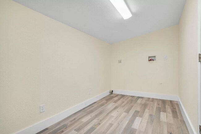 Building Photo - 710 S Pine St