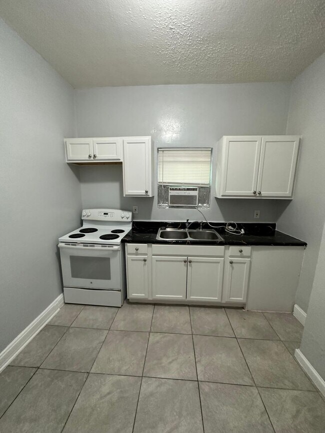 Building Photo - Fully Renovated 1/1 -Single Family  Ready to Move In!