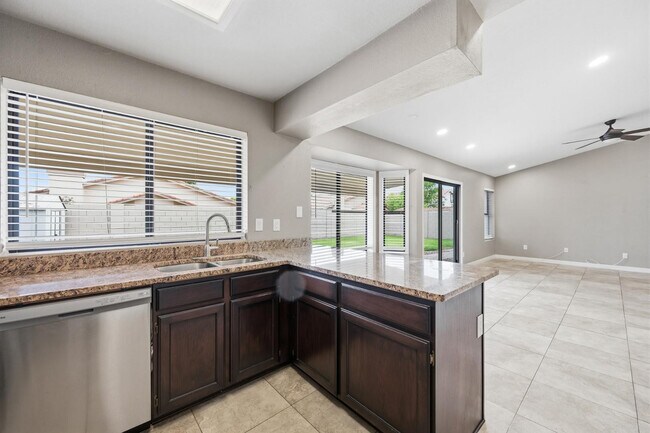 Building Photo - 5531 E Elena Ave