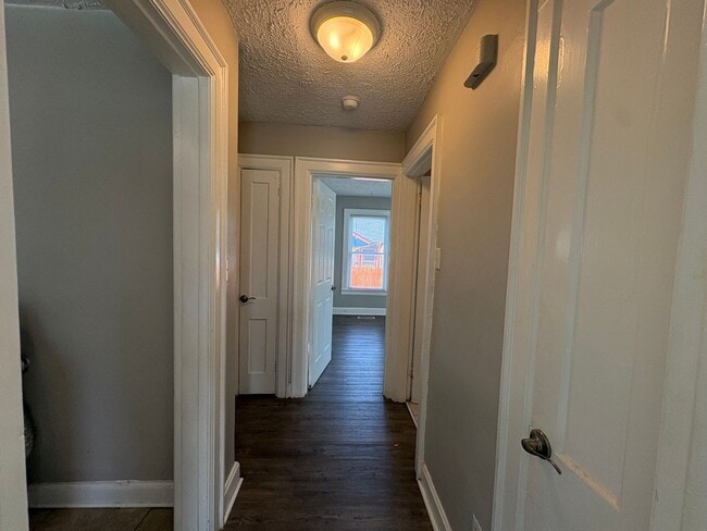 Building Photo - Two Bedroom Cottage!
