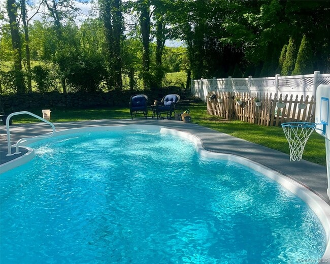 Building Photo - 946 NY-311