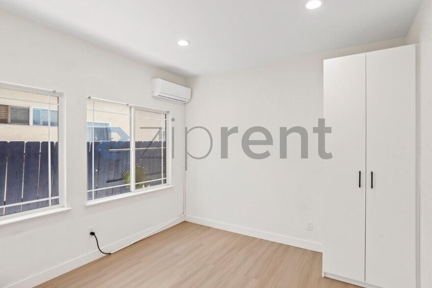 Building Photo - Unit A