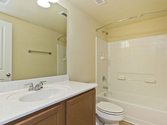 Building Photo - 335 Rachel St