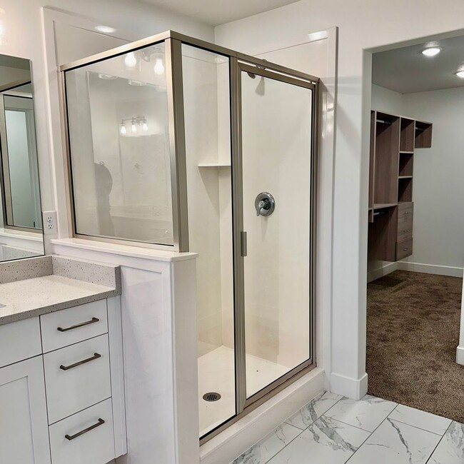 Building Photo - Beautiful townhome walking distance to eve...