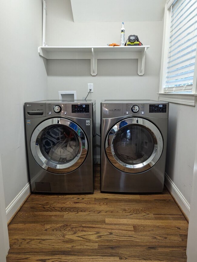 Building Photo - Available Now! Gorgeous 3 bedroom home close to downtown Durham!