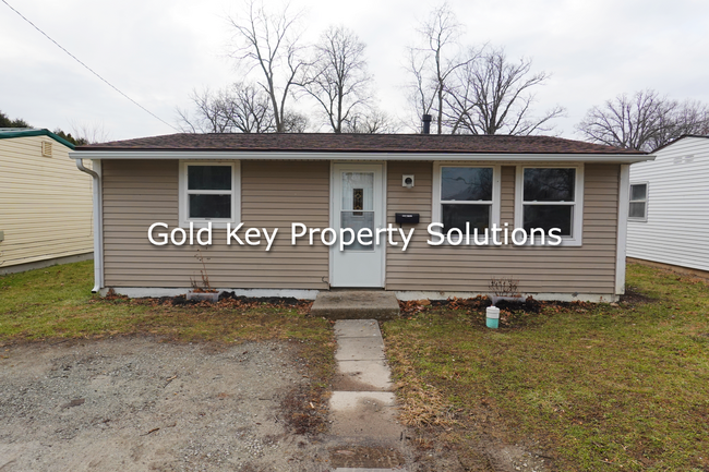 Primary Photo - Updated 2 Bed 1 Bath Home with Large Backy...