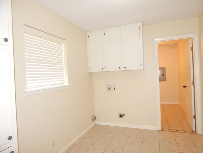 Building Photo - South Tyler, Beautiful 3 Bedroom, 2 Bath Home with RV Parking!