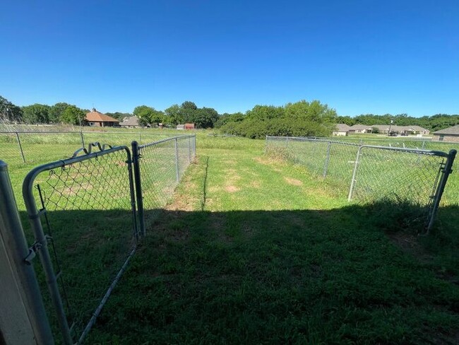 Building Photo - (( SUMMER SPECIAL!!)) Lovely 3/2 Duplex Ho...