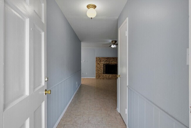 Building Photo - 908 TX-243