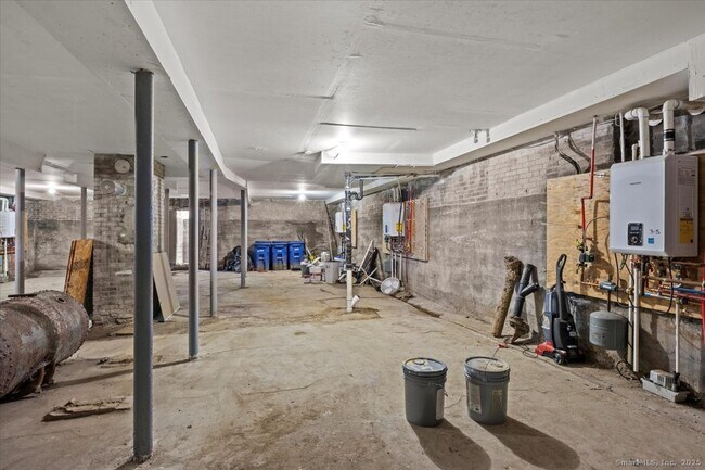 Building Photo - 204 Magnolia St