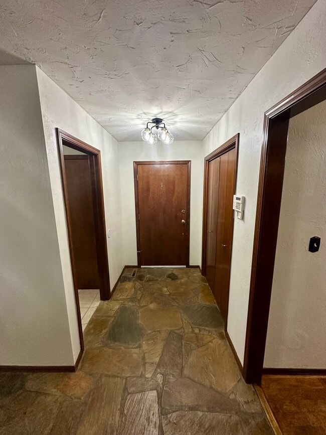 Building Photo - Immaculate major remodeled executive home in West Norman