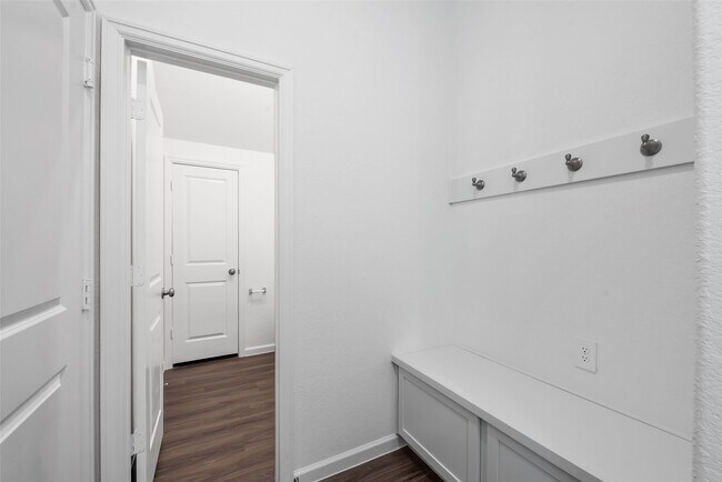 Building Photo - 653 Royal Arch Dr