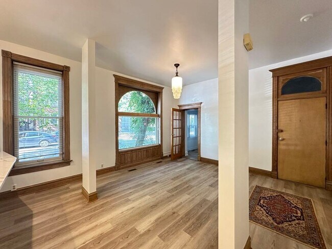 Building Photo - 3559 N Ashland Ave