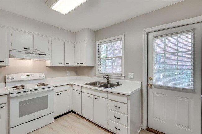 Building Photo - 799 Marstevan Dr NE