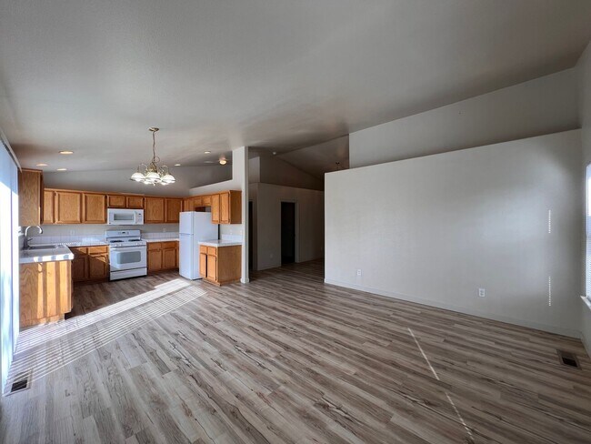 Building Photo - Cute 3 bedroom home Located in Donner Trails