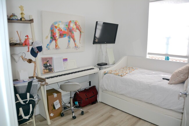 Building Photo - 140 Soriano Dr