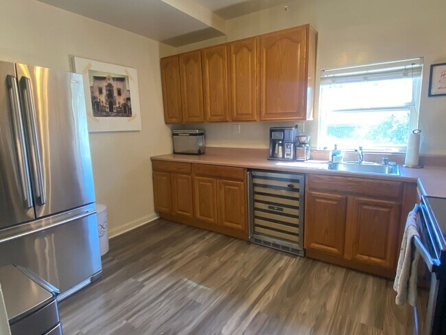 Building Photo - Pleasanton, Charming Downtown Living, Walk to Main St. 3 bed / 1 bath – Large Yard! Great schools