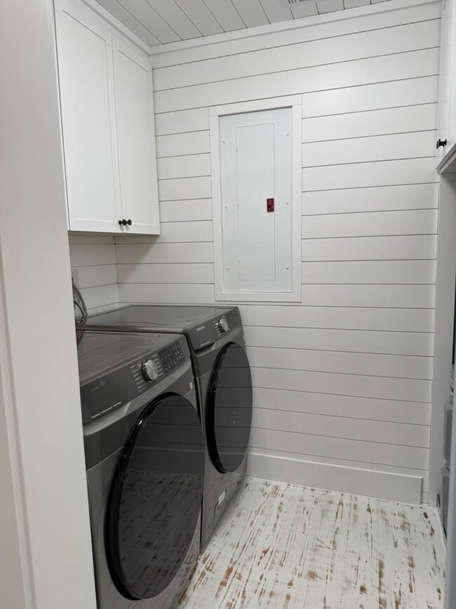 Building Photo - 2732 Weeks Ave