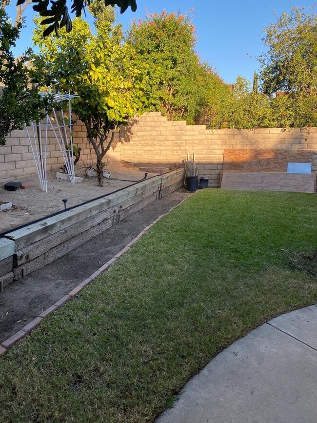 Building Photo - Single Story 4 bed, 2 bath home in central Simi Valley