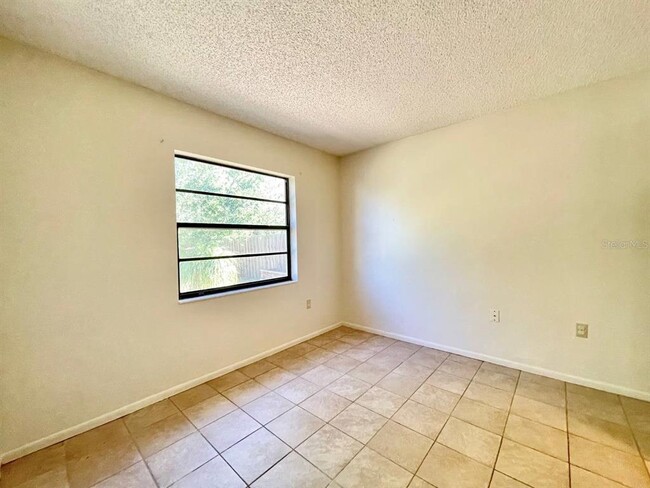 Building Photo - 2625 Narcissus Dr