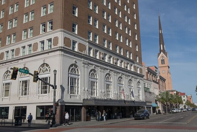 Building Photo - 377 King St