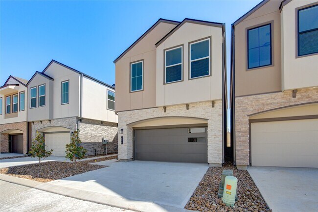 Building Photo - 2917 El Fenice Ln