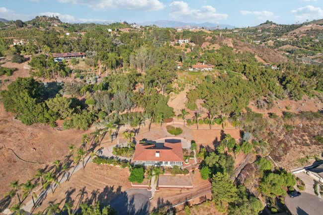 Building Photo - 2908 Lakemont Dr