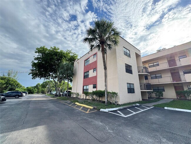 Building Photo - 3410 Foxcroft Rd