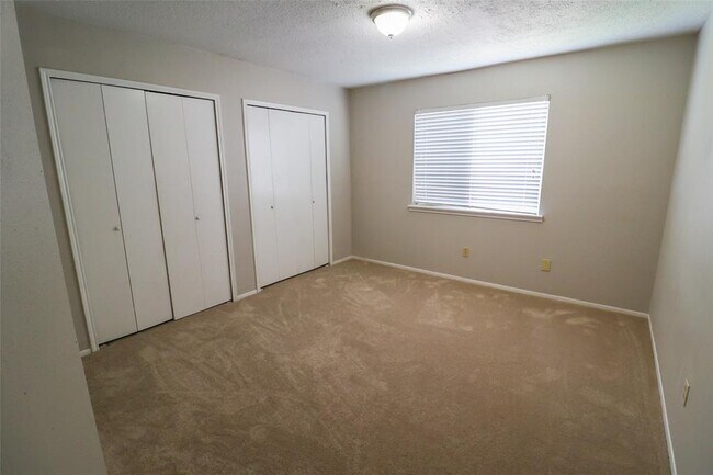 Building Photo - 1546 Ridgebriar Dr