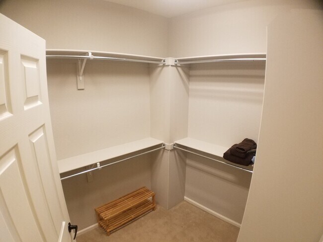 Building Photo - Partially Furnished (or unfurnished) Singl...