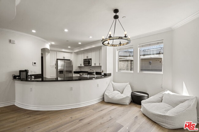 Building Photo - 122 N Clark Dr