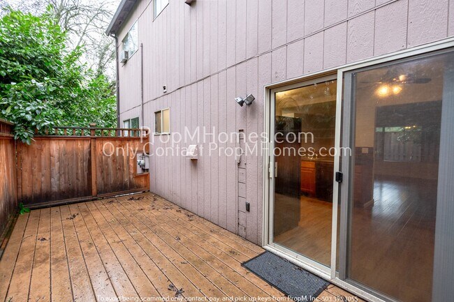 Building Photo - Charming Two Bedroom Unit in North Tabor!
