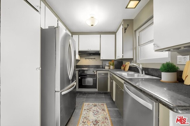 Building Photo - 11585 Riverside Dr