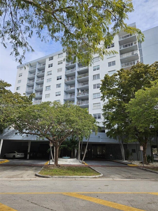 Building Photo - 6900 Bay Dr