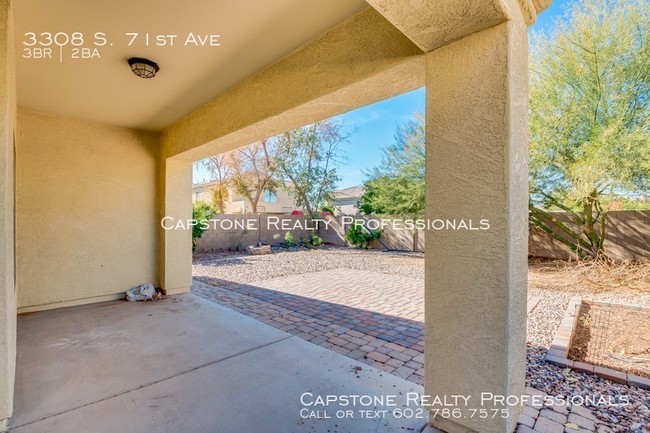 Building Photo - Gorgeous 3 Bedroom 2 Bath Home In Phoenix!