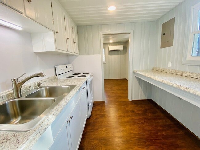 Building Photo - WAITLIST APPLICATIONS ONLY - AVAILABLE NOV...