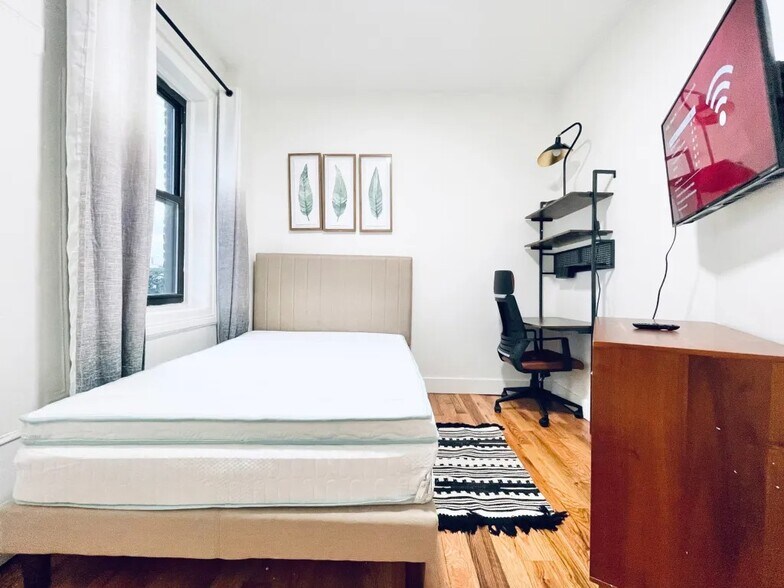 Building Photo - Furnished room/NOT APARTMENT