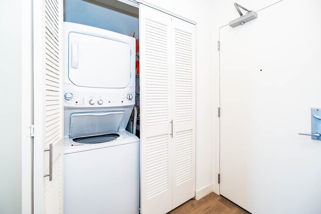 Building Photo - 350 N Canal St