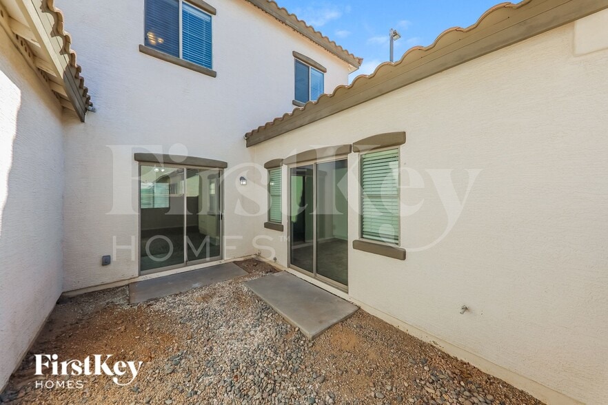 Building Photo - 4680 E Laurel Ave