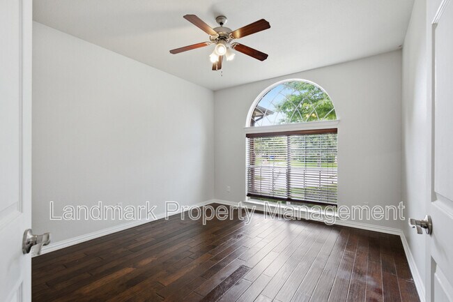 Building Photo - 2115 Lexington Dr