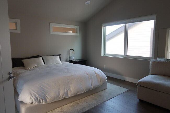 Building Photo - 4179 SE 68th Ave