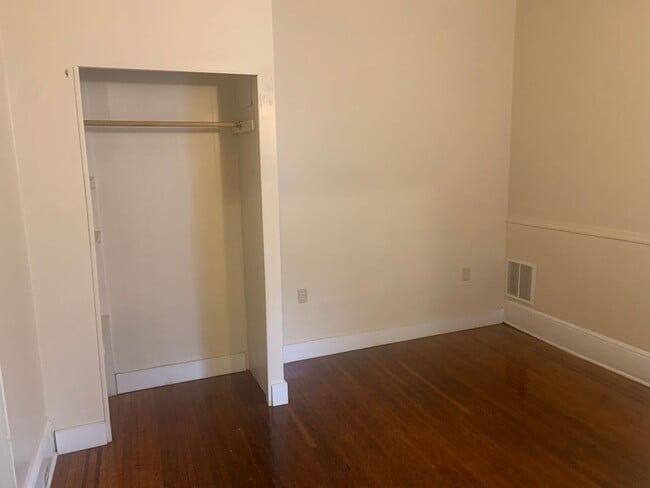 Building Photo - 1st Floor 2 Bedroom Apartment, Private Entrance, Small Yard, York City SD
