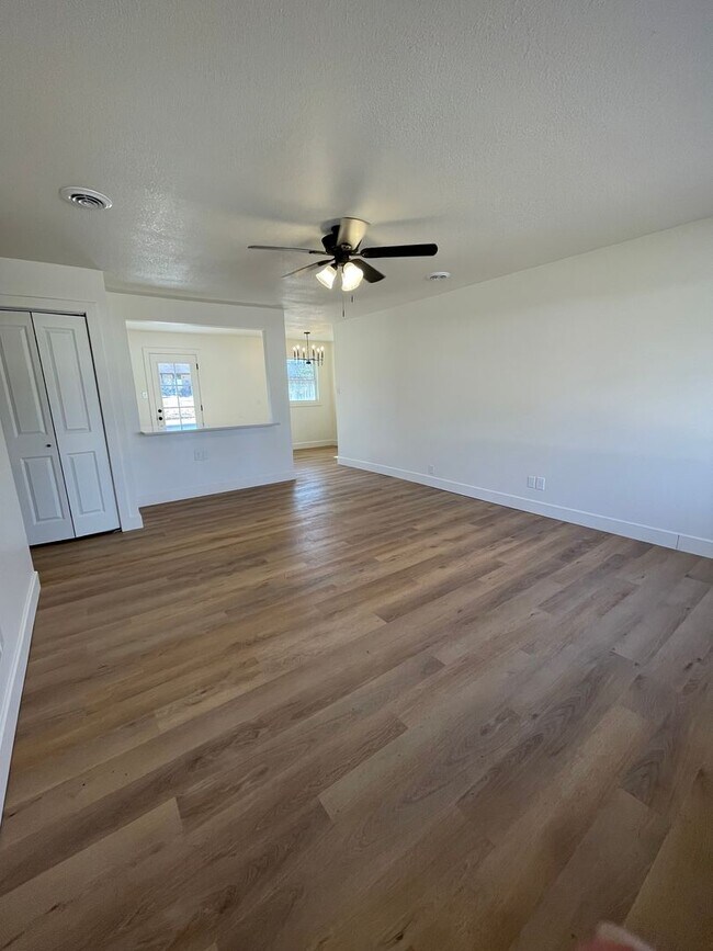 Building Photo - AMAZING SINGLE-FAMILY HOME! CLOSE TO CAMPUS AND SPORTS COMPLEX!