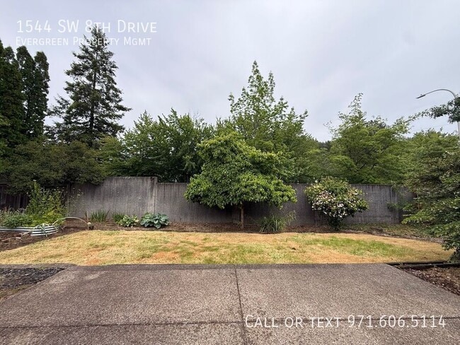 Building Photo - 1544 SW 8th Dr